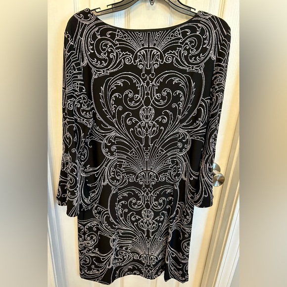 **HOST PICK** Black and white textured design size 10 - Picture 5 of 7